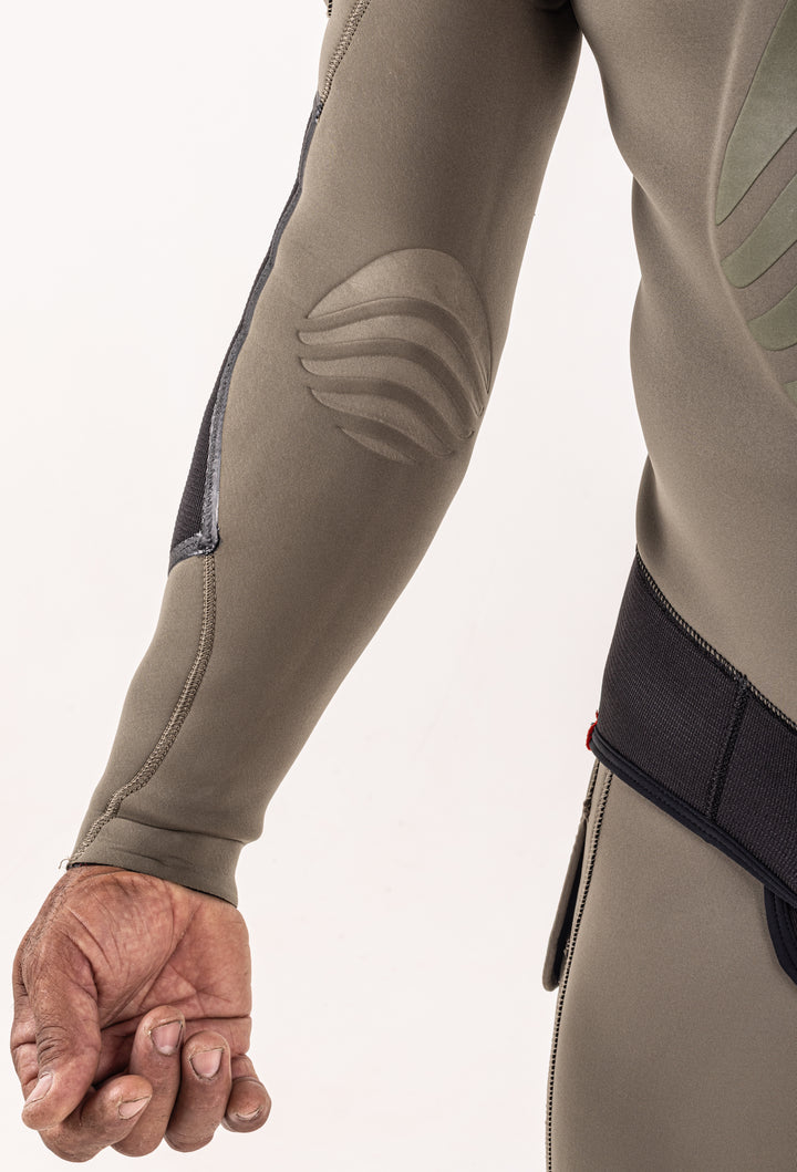 Close-up of the sleeve and torso of the Waihana Men&